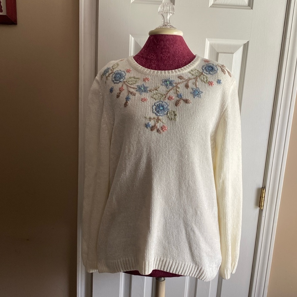 Alfred‎ Dunner XL Cream Crew Neck Sweater with Floral Embroidery
